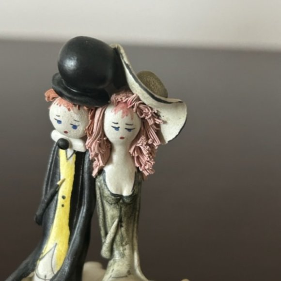 ZAMPIVA ITALIAN  PORCELAIN FIGURINE COUPLE IN LOVE(Couple sitting on a cart) - Picture 2 of 7
